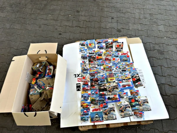 Konvolut Spielzeugautos in Blisterverpackung