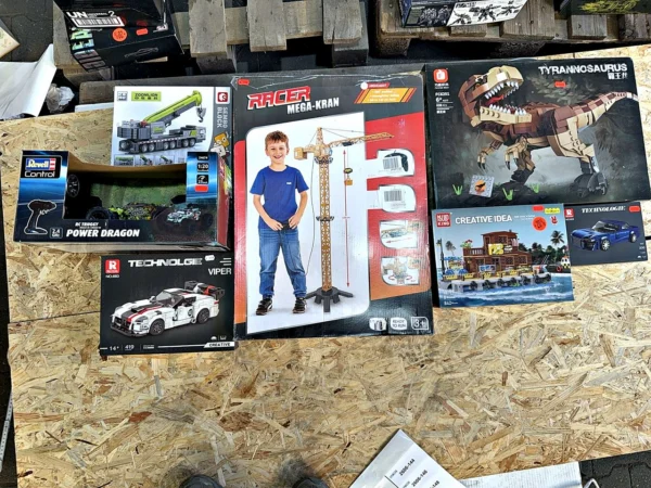 Spielzeug-Konvolut Klemmbaustein-Sets und RC-Fahrzeuge 7 Stück