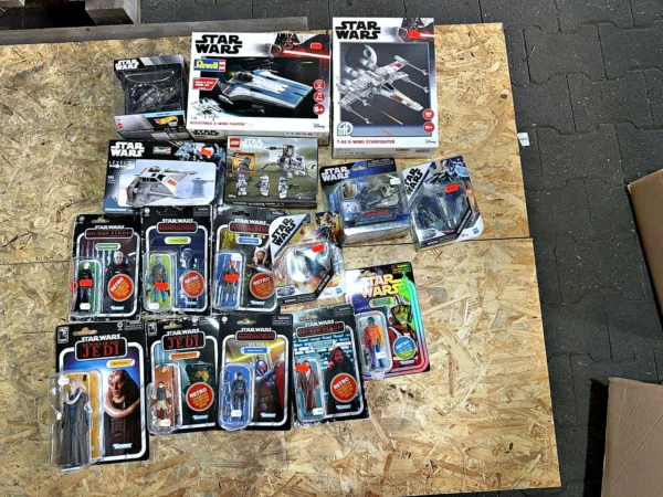 Konvolut Star Wars Actionfiguren, Fahrzeuge und Bausätze 16 Stück
