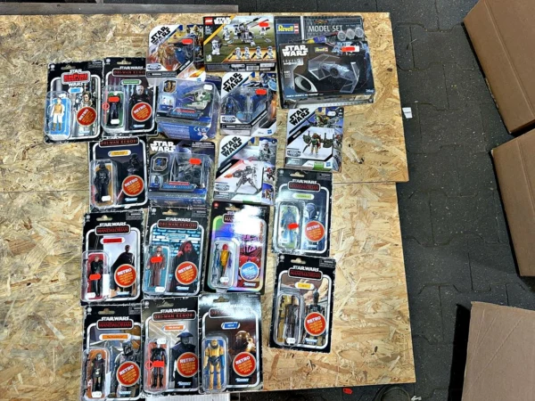 Konvolut Star Wars Actionfiguren, Fahrzeuge und Bausätze 19 Stück
