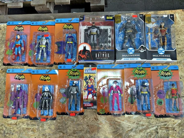 McFarlane Toys DC Batman '66 & DC Multiverse Actionfiguren 12 Stück und Miniaturen-Box