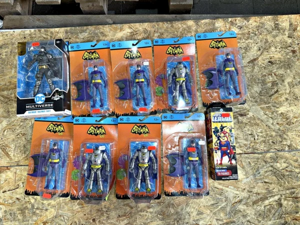 McFarlane Toys DC Batman '66 & DC Multiverse Actionfiguren 9 Stück und Miniaturen-Box