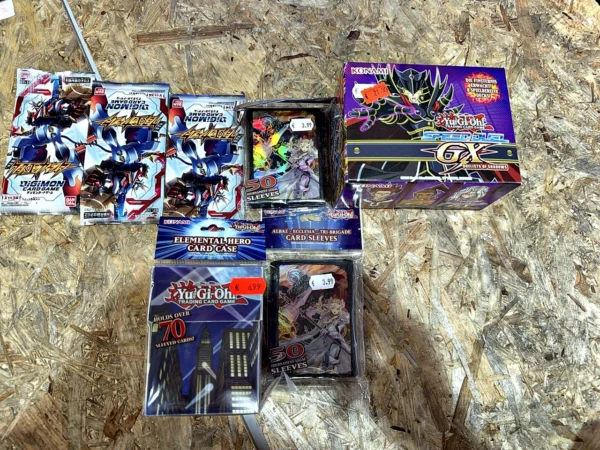 Yu-Gi-Oh! und Digimon Card Game Konvolut Sammelkarten und Zubehör 7 Stück