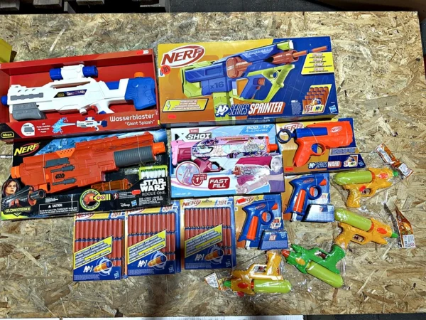 Konvolut Nerf-Blaster, Wasserpistolen und Zubehör