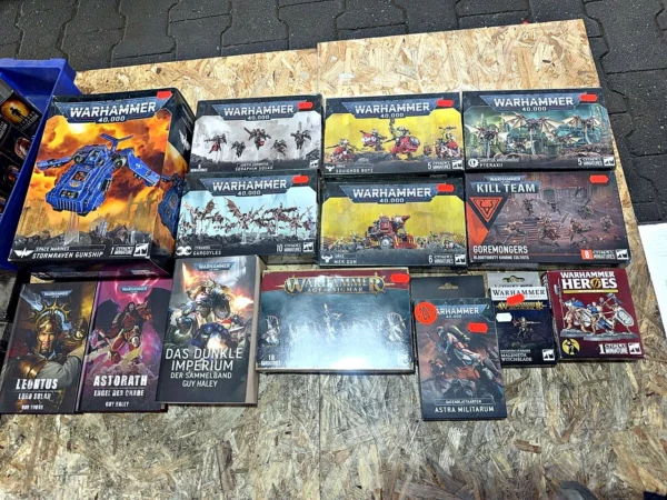 Games Workshop Warhammer 40,000 & Age of Sigmar Konvolut Miniaturen-Bausätze und Romane 14 Stück