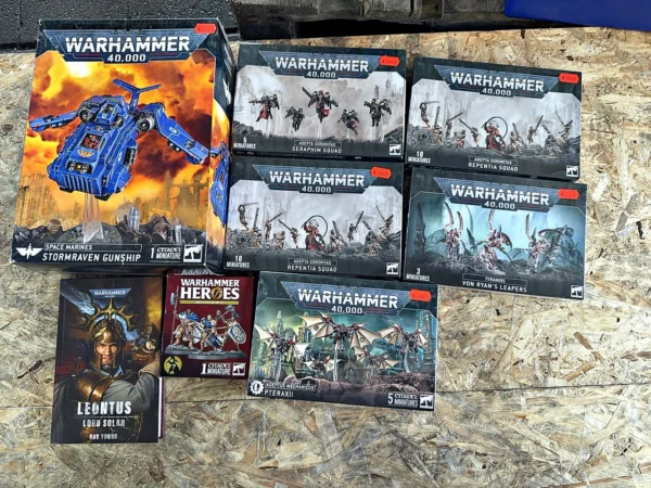 Games Workshop Warhammer 40,000 Konvolut Miniaturen-Bausätze und Roman 8 Stück