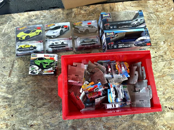 Konvolut Spielzeugautos Hot Wheels und Revell
