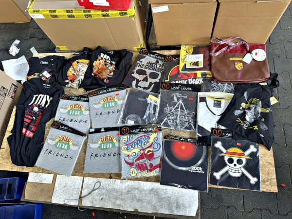 Konvolut Lizenz-T-Shirts und Merchandise