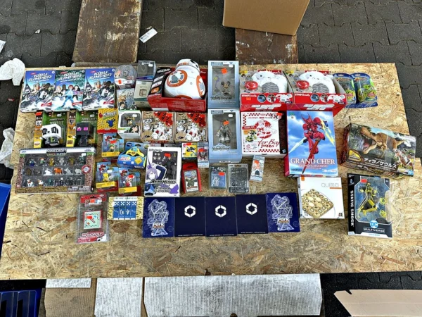 Konvolut Sammelfiguren, Modellbausätze und Spiele