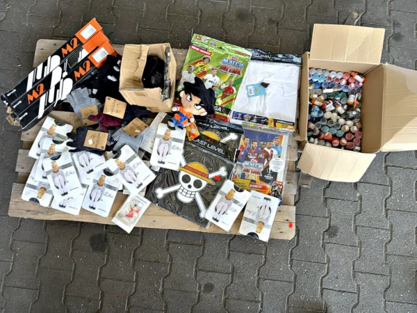 Konvolut Modellbaufarben, Sammelalben und Merchandise