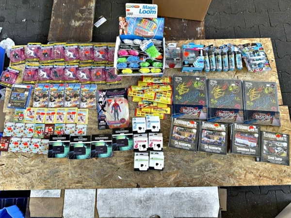 Konvolut Figuren, Spiele und Sammelzubehör